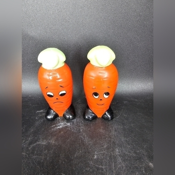 Vintage carrot salt and‎ pepper shakers - Picture 1 of 3